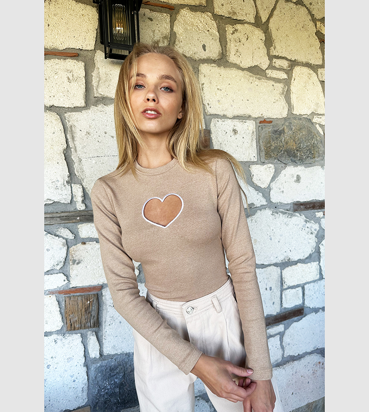 Buy Trend Ala At Stili Heart Cut Out Top In Beige Thstreet Qatar