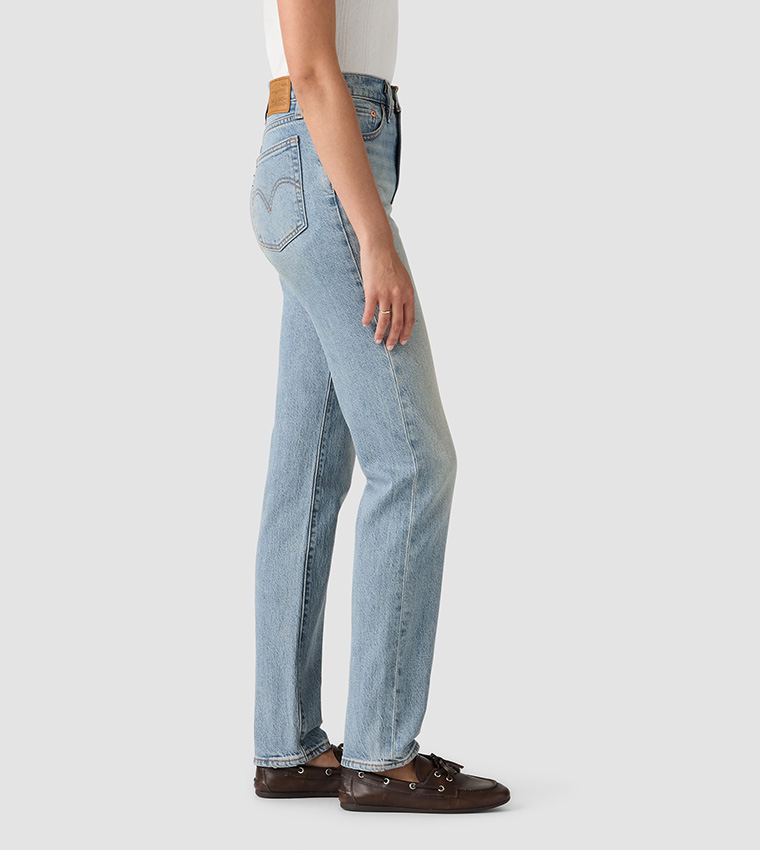 جينز بخصر عالي وقصة ضيقة 