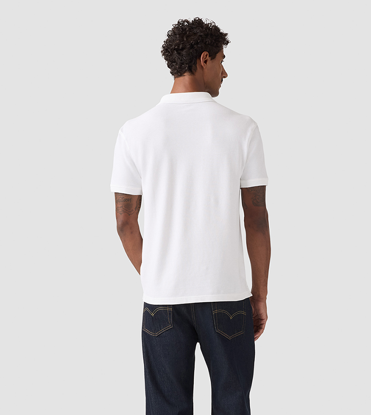 تيشيرت بولو مطرز بشعار وكم قصير