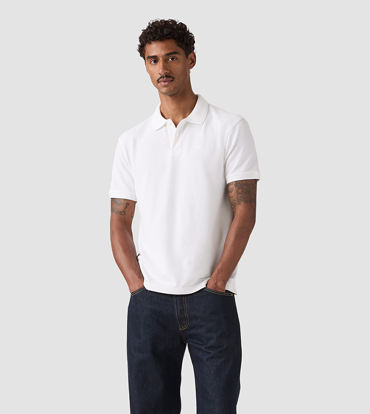 تيشيرت بولو مطرز بشعار وكم قصير