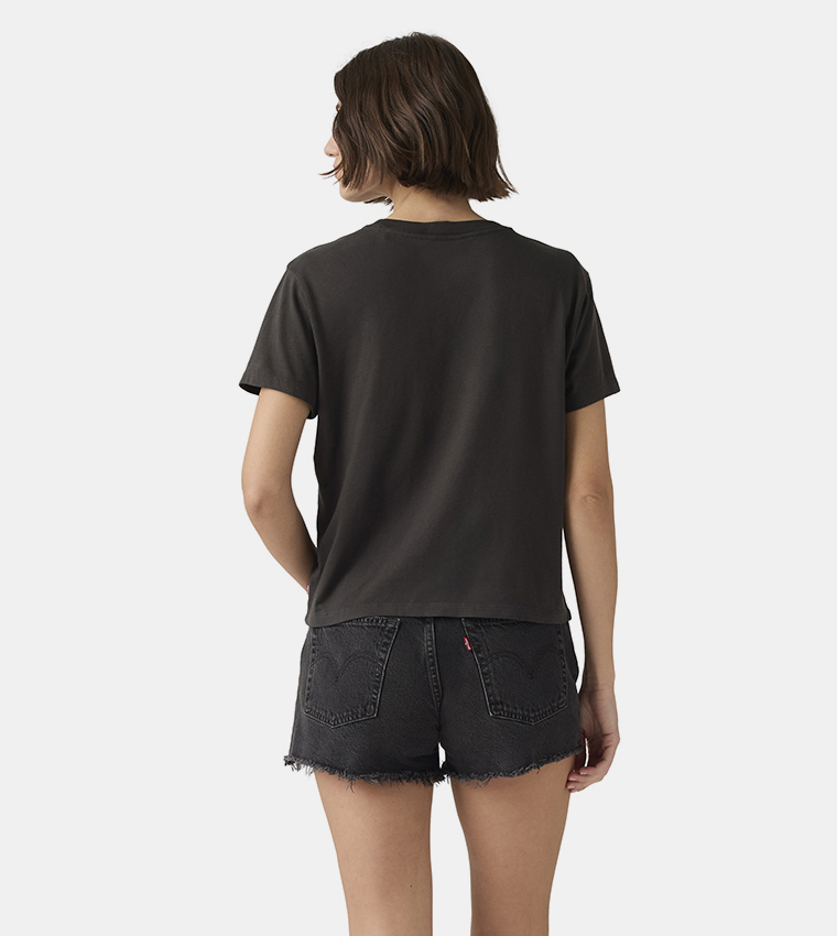 تيشيرت كاجوال بكم قصير وطبعة شعار