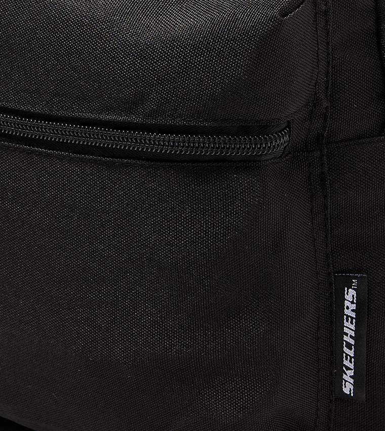 حقيبة ظهر اسينشال بشعار