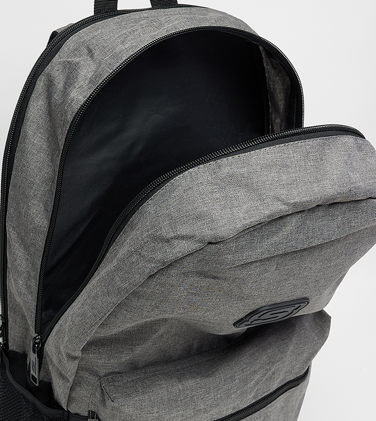 حقيبة ظهر اسينشال بشعار