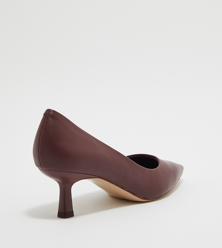 حذاء بكعب مدبب