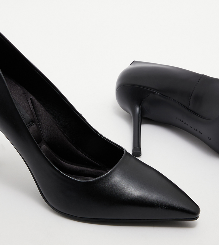 حذاء كعب عالي بمقدمة مدببة