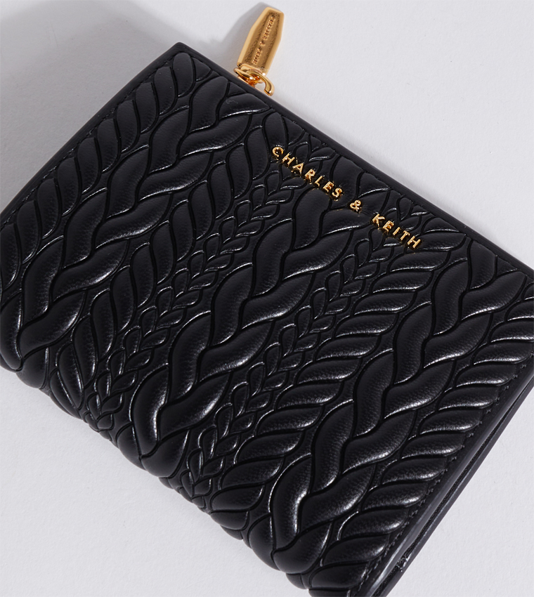 محفظة بسحاب بنقشة بارزة