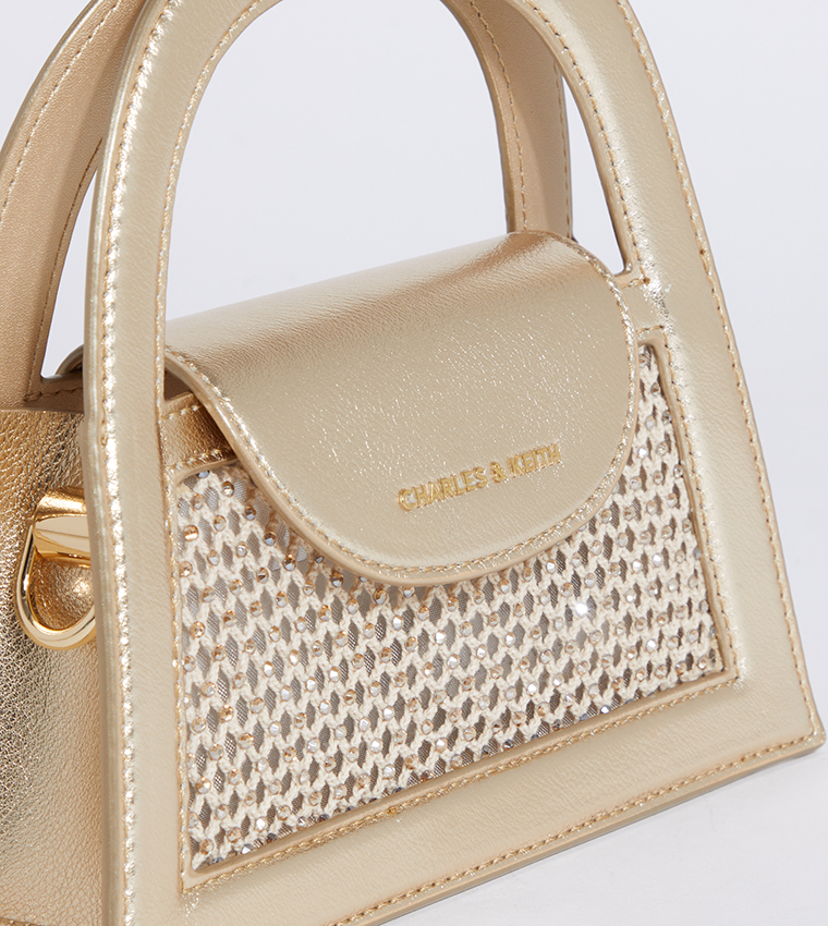 حقيبة صغيرة مزخرفة بشعار العلامة التجارية 