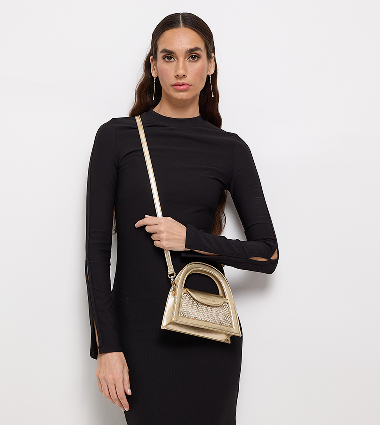 حقيبة صغيرة مزخرفة بشعار العلامة التجارية 