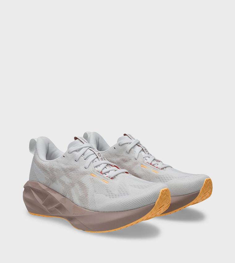 NOVABLAST 5 Running Shoes