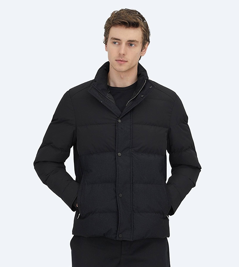 Solid Regular Fit Hooded Woven Puffer Jacket