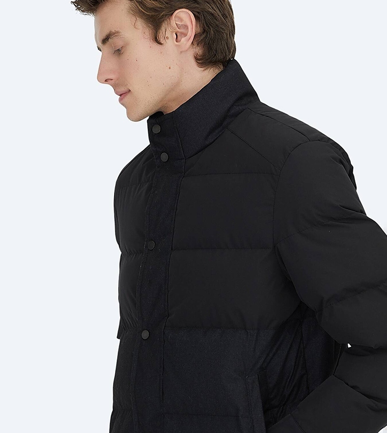 Solid Regular Fit Hooded Woven Puffer Jacket