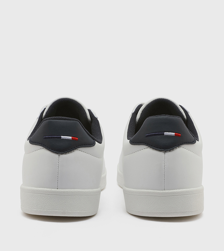 سنيكرز بشعار ورقبة قصيرة 