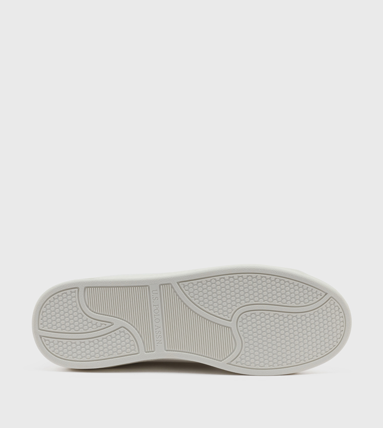 سنيكرز بشعار ورقبة قصيرة 