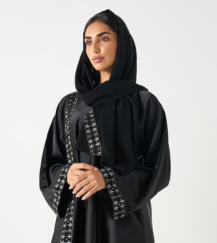 عباية برقبة V مطرزة