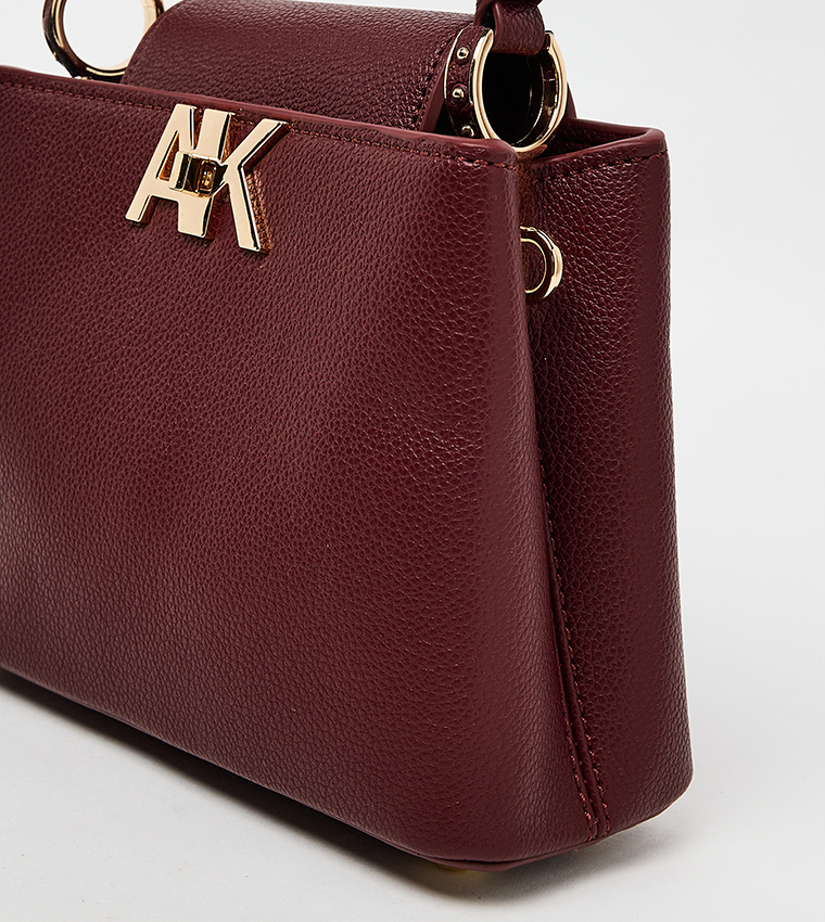 شنطة يد نسائية بشعار 