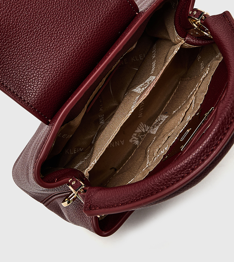 شنطة يد نسائية بشعار 