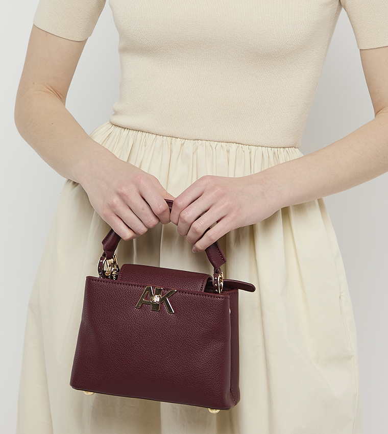 شنطة يد نسائية بشعار 