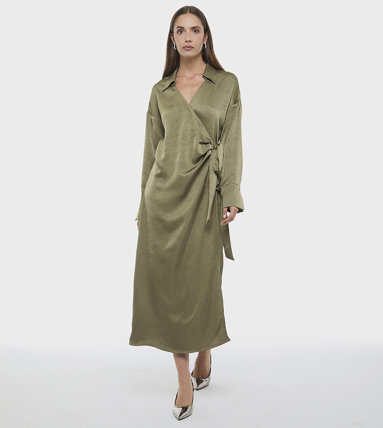 فستان لف سادة بقبة كم طويل