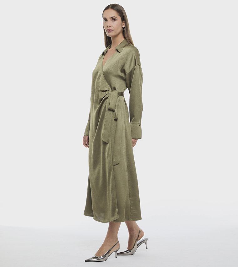 فستان لف سادة بقبة كم طويل