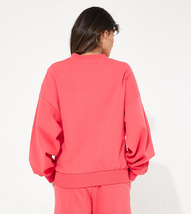 سويتشيرت بأكمام طويلة بشعار الماركة