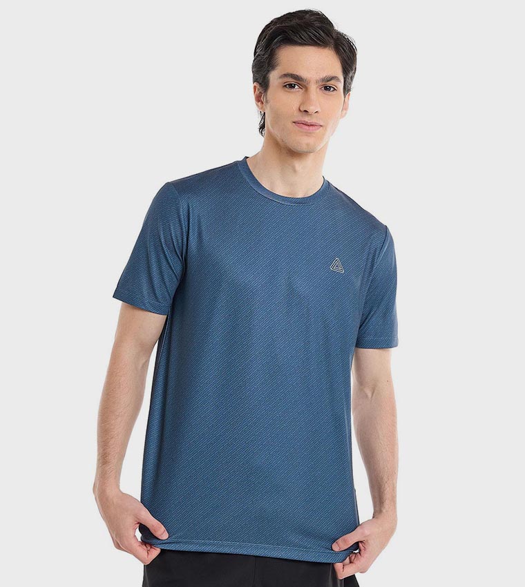 تيشيرت رياضي بنقشة وياقة مستديرة وأكمام قصيرة