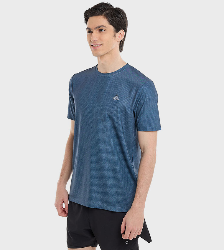 تيشيرت رياضي بنقشة وياقة مستديرة وأكمام قصيرة