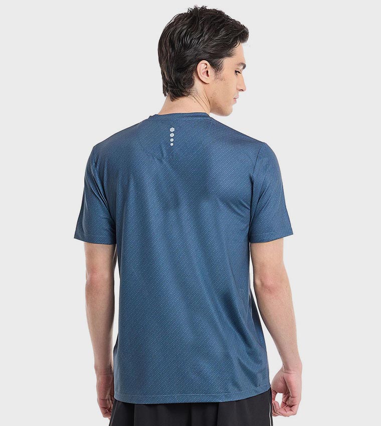 تيشيرت رياضي بنقشة وياقة مستديرة وأكمام قصيرة