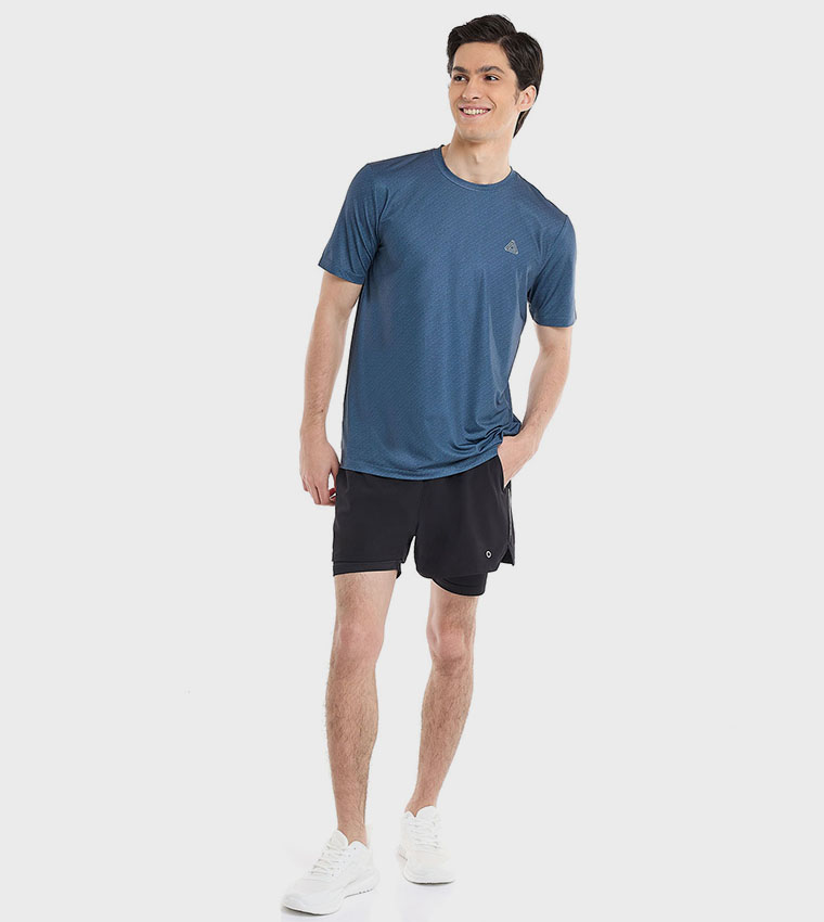 تيشيرت رياضي بنقشة وياقة مستديرة وأكمام قصيرة