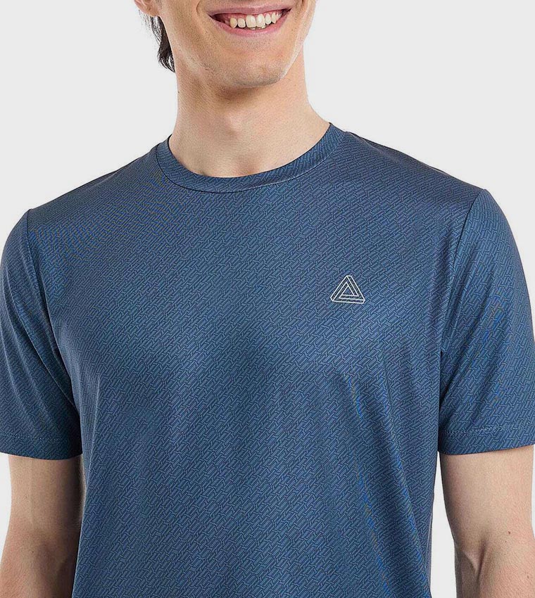 تيشيرت رياضي بنقشة وياقة مستديرة وأكمام قصيرة