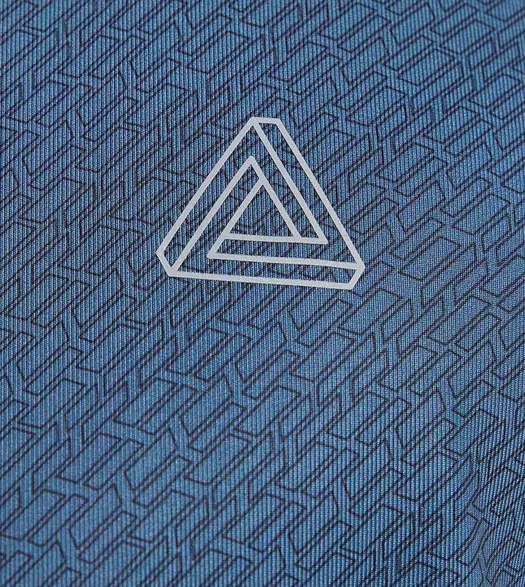 تيشيرت رياضي بنقشة وياقة مستديرة وأكمام قصيرة