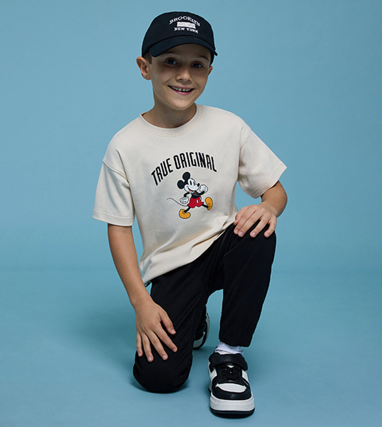 تيشيرت كم قصير بقبة مستديرة وطبعة