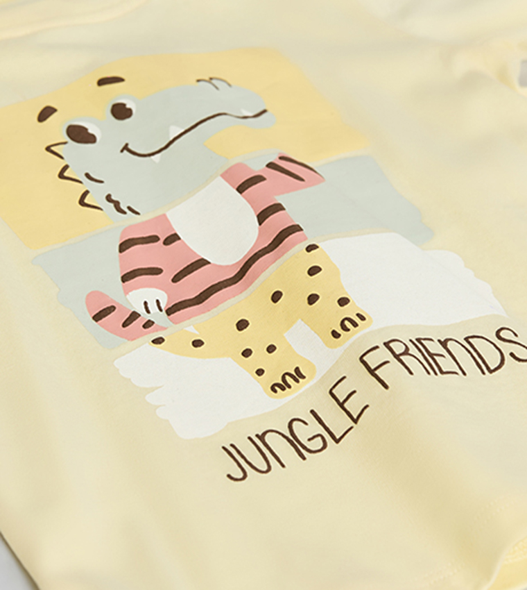 تيشيرت كم قصير بقبة مستديرة بطبعة جرافيك