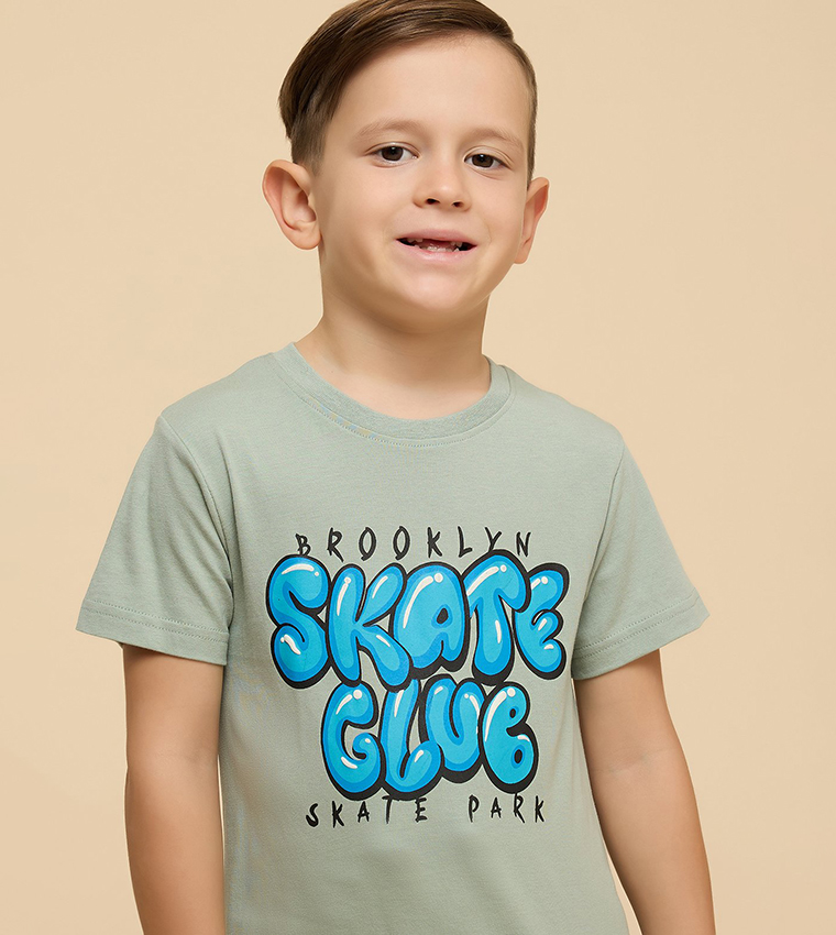 تيشيرت بطبعة وقبة مستديرة وكم قصير 