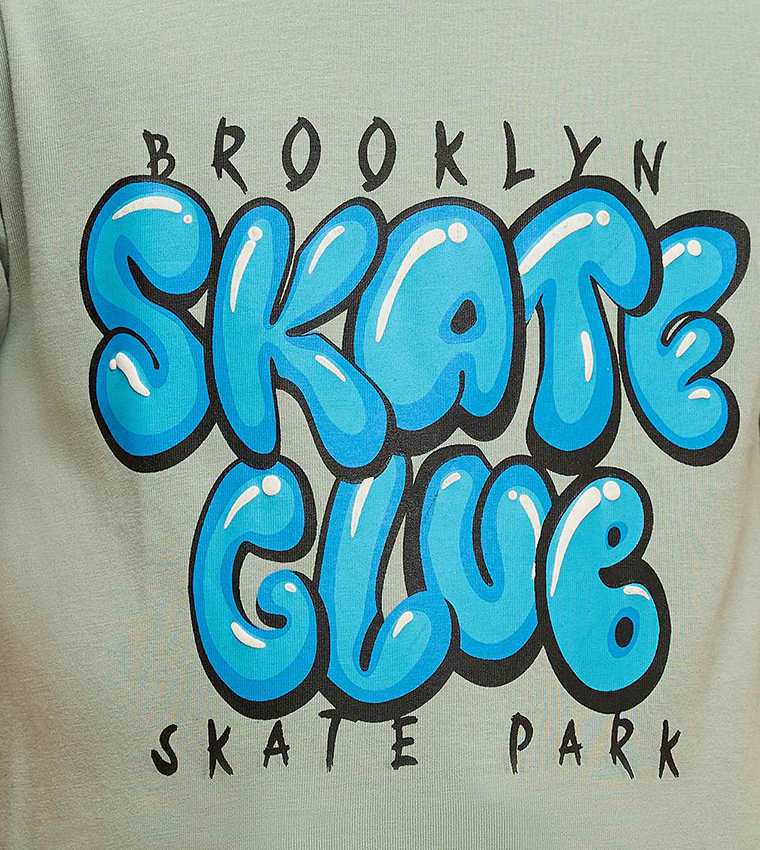 تيشيرت بطبعة وقبة مستديرة وكم قصير 