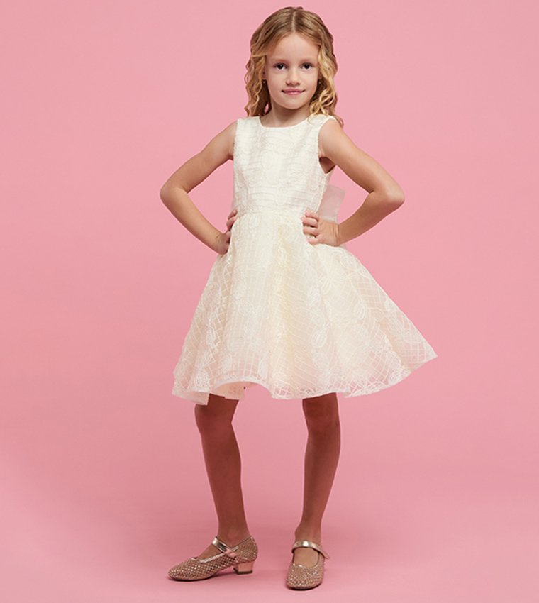 فستان مطرز بدون كم بقبة مستديرة