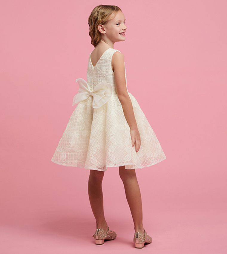 فستان مطرز بدون كم بقبة مستديرة