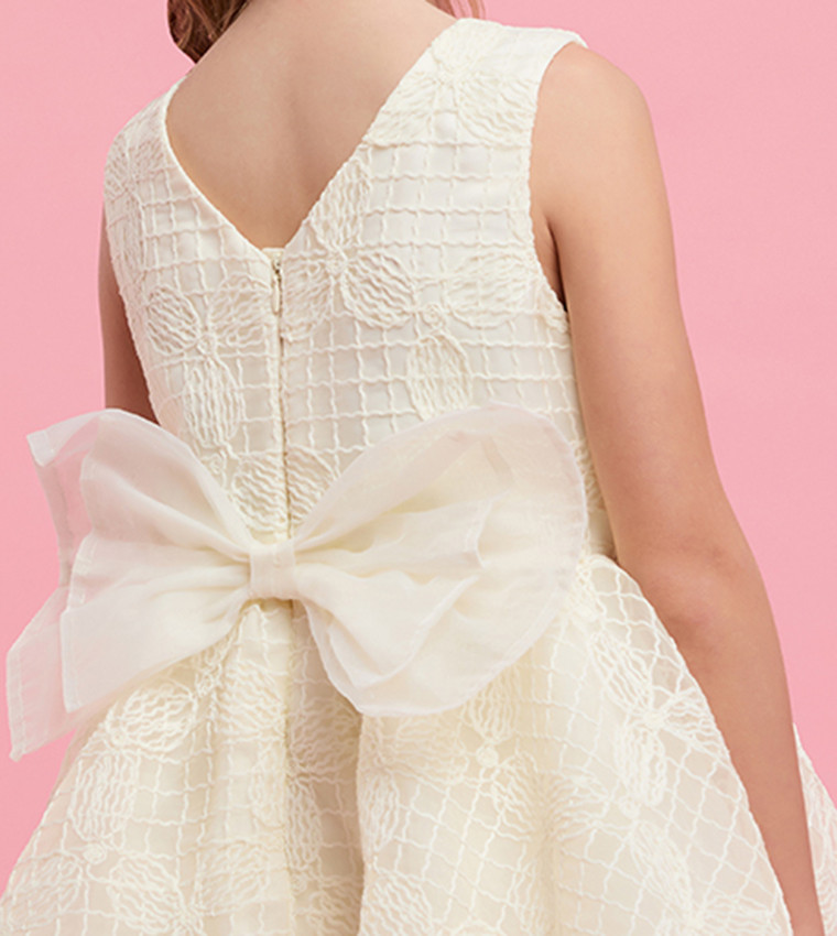 فستان مطرز بدون كم بقبة مستديرة