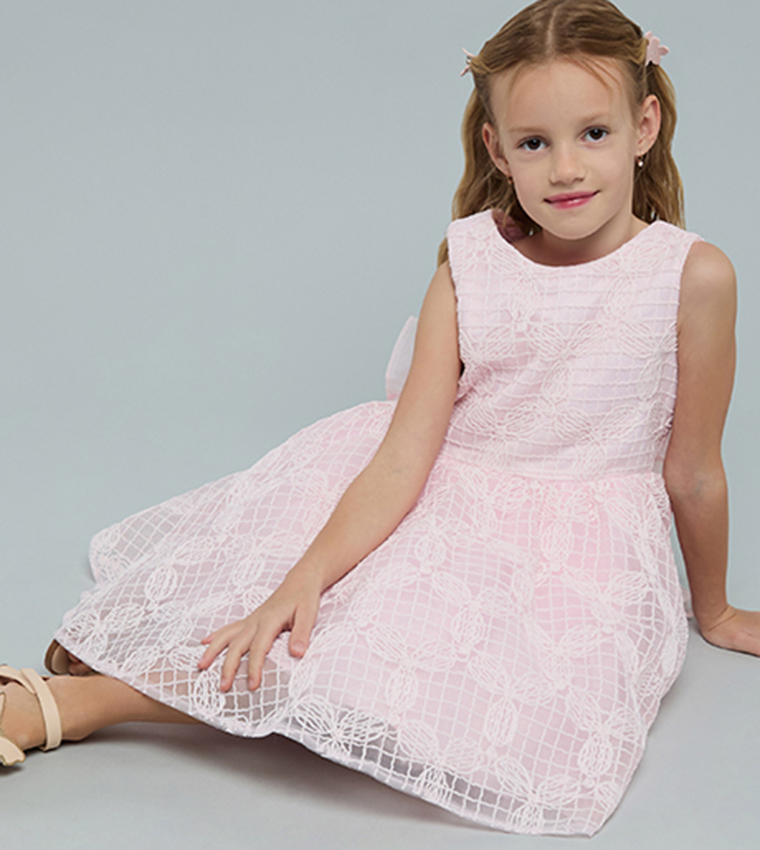 فستان مطرز بدون كم بقبة مستديرة