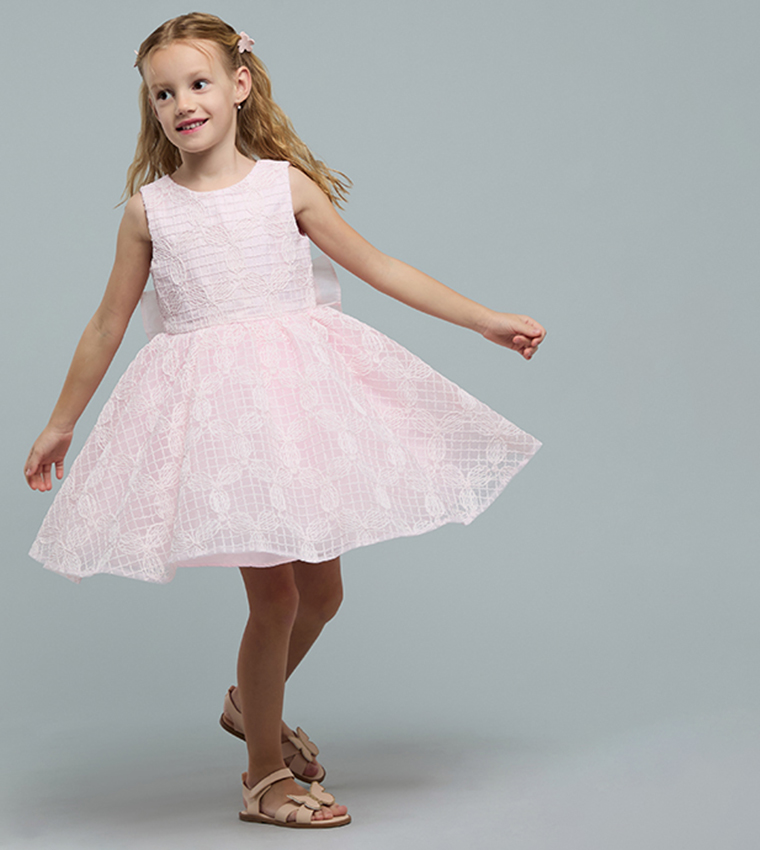 فستان مطرز بدون كم بقبة مستديرة