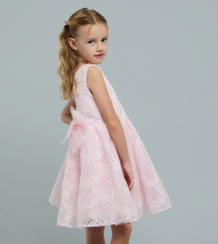 فستان مطرز بدون كم بقبة مستديرة