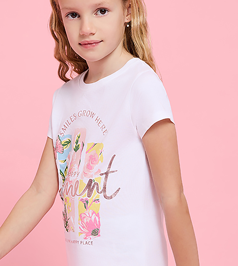 تيشيرت بطبعة وقبة مستديرة وكم قصير 