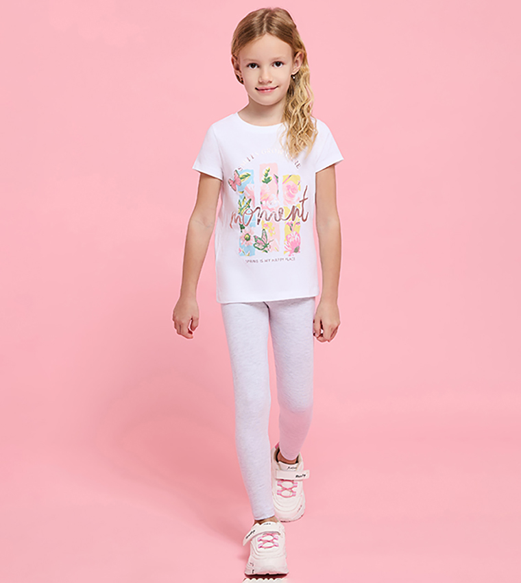 تيشيرت بطبعة وقبة مستديرة وكم قصير 