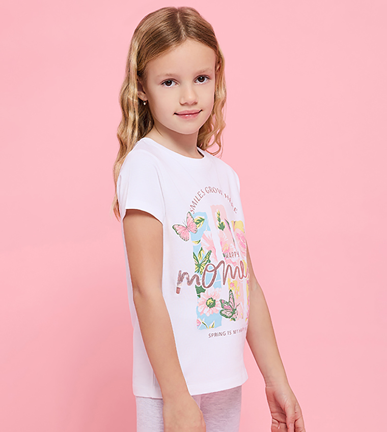 تيشيرت بطبعة وقبة مستديرة وكم قصير 