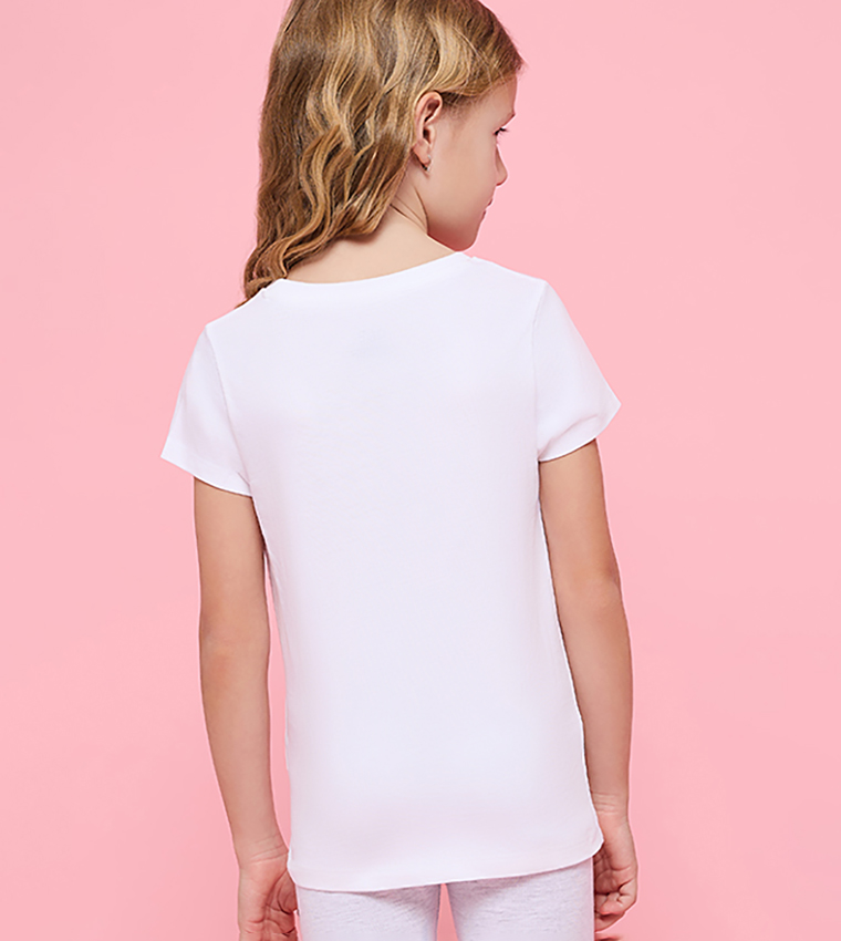 تيشيرت بطبعة وقبة مستديرة وكم قصير 