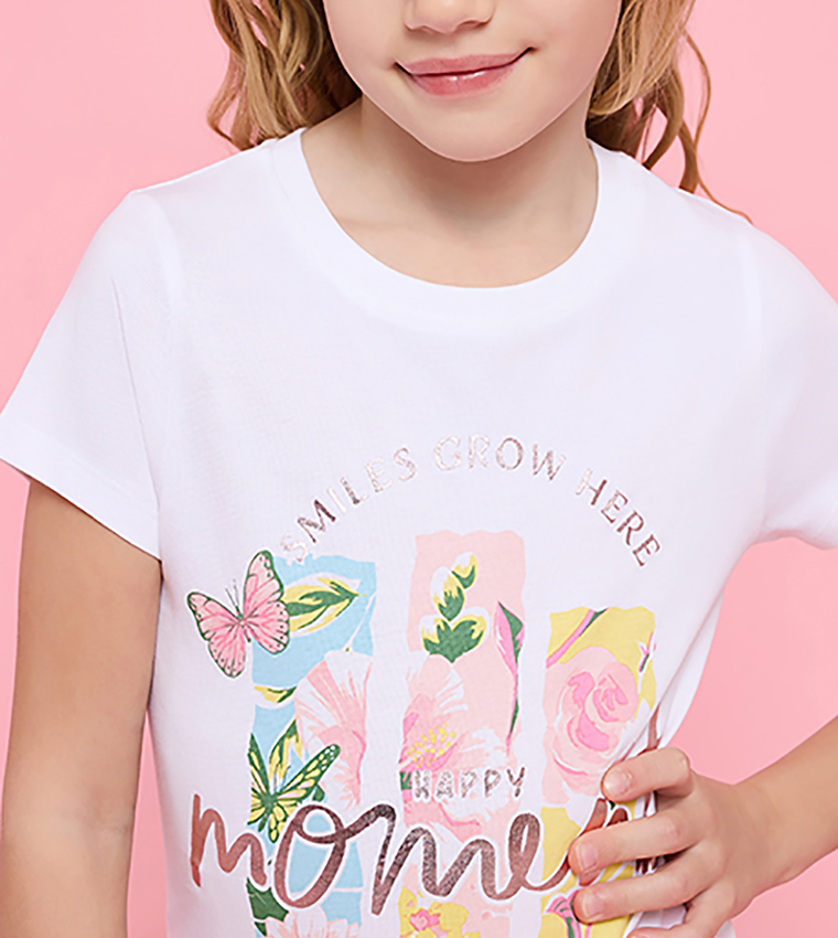 تيشيرت بطبعة وقبة مستديرة وكم قصير 