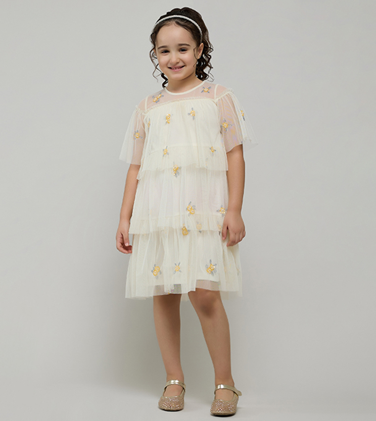 فستان مطرز كم مكشكش بقبة مستديرة بطبقات