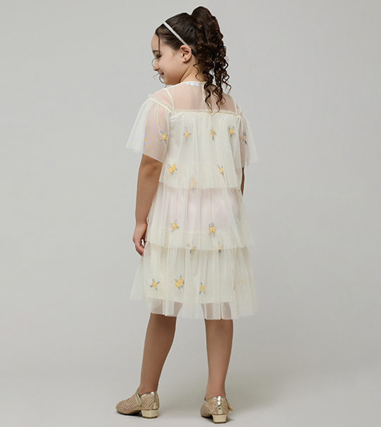 فستان مطرز كم مكشكش بقبة مستديرة بطبقات