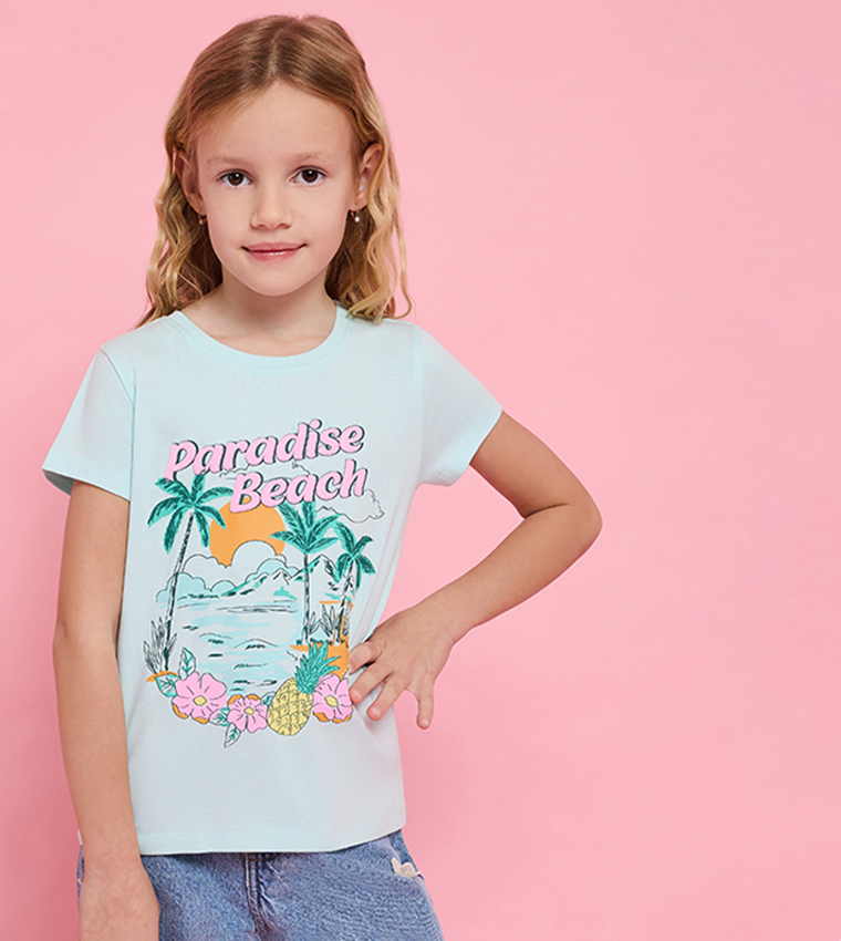 تيشيرت بطبعة وقبة مستديرة وكم قصير 