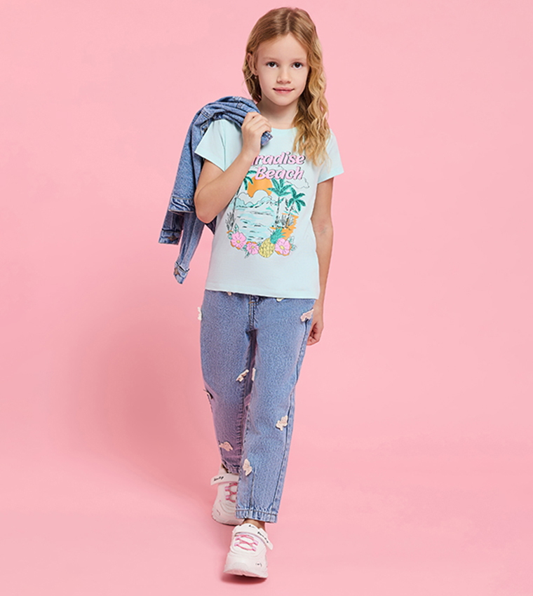 تيشيرت بطبعة وقبة مستديرة وكم قصير 