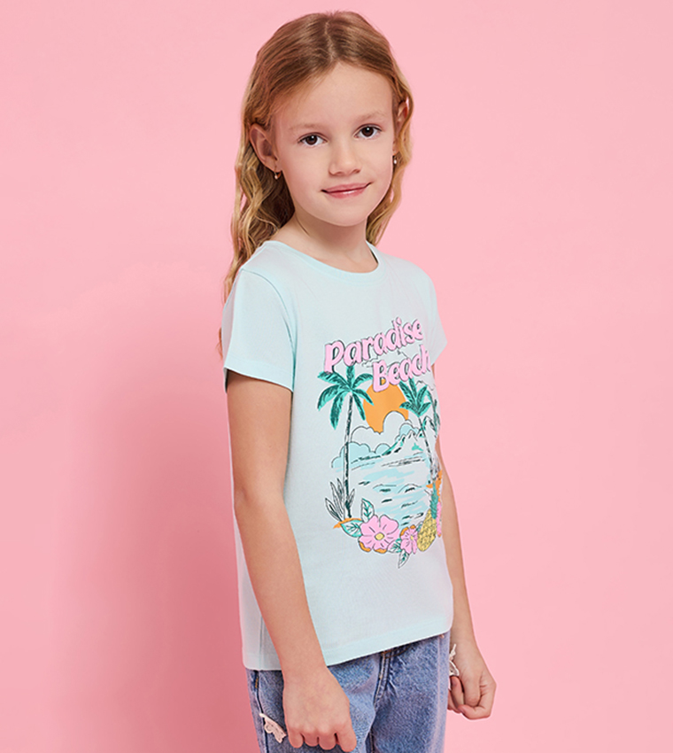 تيشيرت بطبعة وقبة مستديرة وكم قصير 